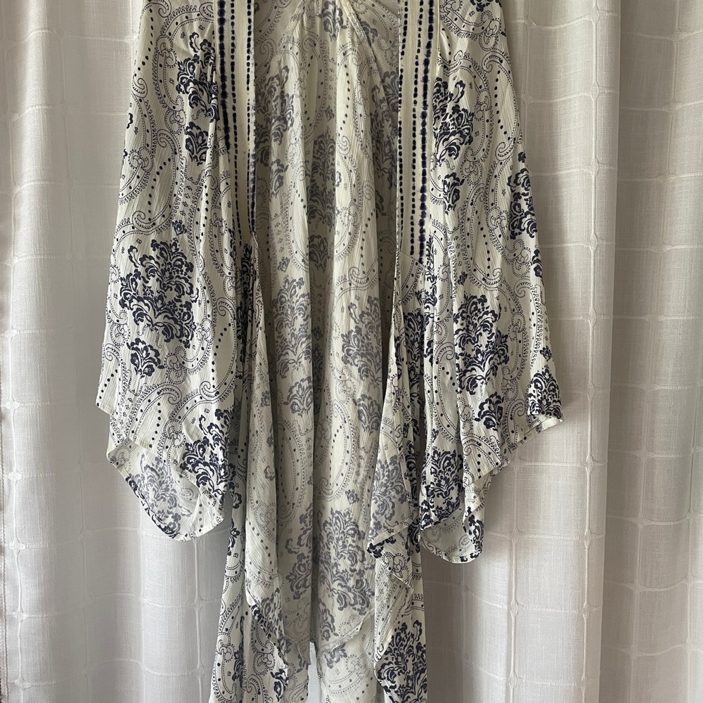 Women's White & Navy Paisley Drape Jacket Duster